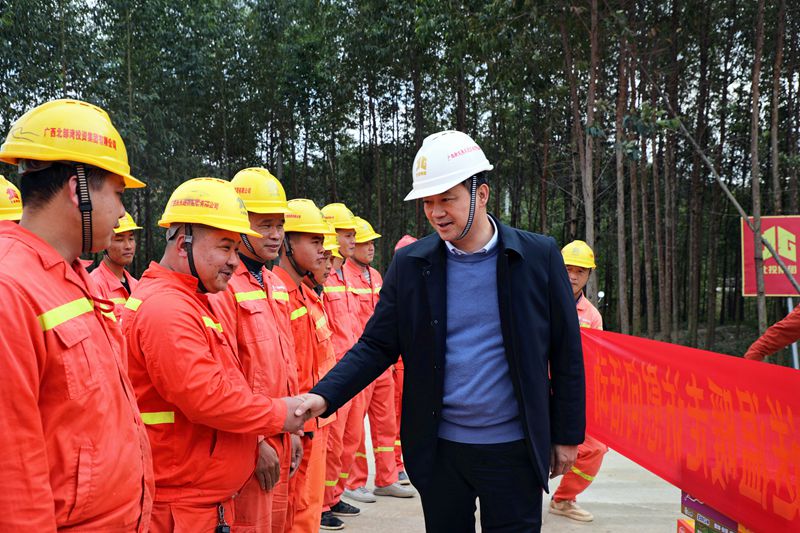 2 胡華平慰問(wèn)一線(xiàn)勞務(wù)工人.jpg